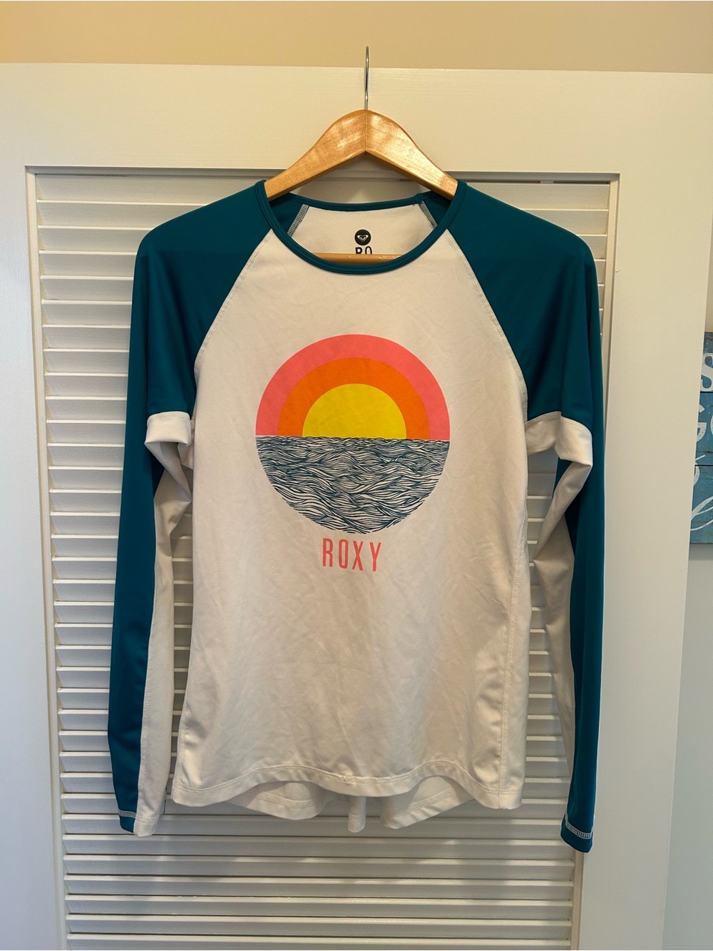Roxy White Raglan Tee with Teal Sleeves and Sunset Graphic | Size Large Swim